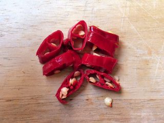 5、厨房挑战＋素菜＋清炒莴笋丝,辣椒切小段