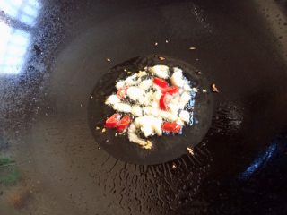 6、厨房挑战＋素菜＋清炒莴笋丝,锅内放适量油，放蒜头，辣椒爆香