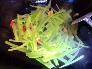 7、厨房挑战＋素菜＋清炒莴笋丝,倒入莴笋丝