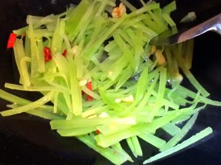 8、厨房挑战＋素菜＋清炒莴笋丝,炒至莴笋断生