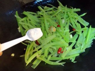 9、厨房挑战＋素菜＋清炒莴笋丝,加1小勺盐