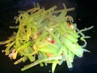 11、厨房挑战＋素菜＋清炒莴笋丝,放好调料后炒匀