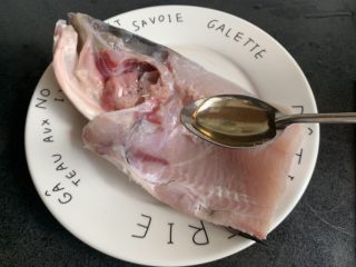 6、剁椒鱼头,浇上一勺料酒