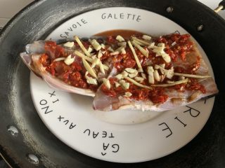 15、剁椒鱼头,水开把鱼头放进去蒸