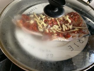 16、剁椒鱼头,大火蒸十分钟左右，我这条鱼头肉不厚，十分钟左右就可以了，太久肉质容易老。如果肉厚的话时间就稍微长点，不然不熟