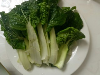 3、麻辣火锅,青菜洗净放入盘中。