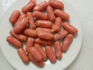 4、麻辣火锅,脆皮肠放入盘中。