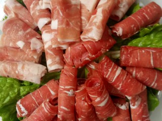 6、麻辣火锅,生菜洗净，摆入盘子底部，一半摆让肉卷，一半摆牛肉卷。