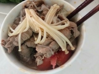 8、麻辣火锅,肉变色后捞出。