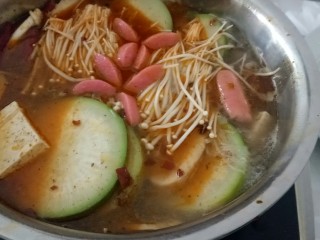 9、麻辣火锅,放入脆皮肠。
