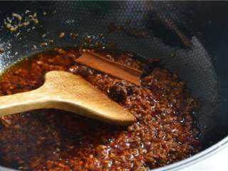 7、姜汁芋儿鸡,将八角和桂皮丢进去炒一炒。