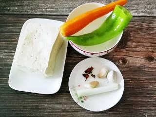 1、红烧豆腐,食材准备好了