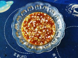 3、红烧豆腐,为了方便后面制作 调一碗汁备用 碗汁内有生抽 耗油胡椒粉 淀粉 葱碎 糖