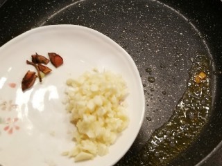 10、红烧豆腐,锅中底油放入八角 蒜末