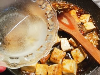14、红烧豆腐,再加入半碗清水 中小火烧制