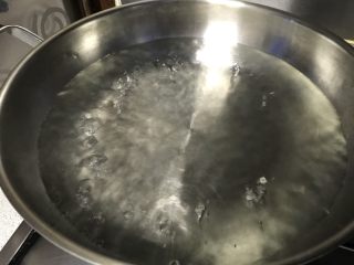 1、牛肉炸酱碱水面,大锅烧开水，煮面水一定要宽裕。