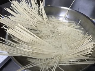 2、牛肉炸酱碱水面,碱水面散开下到开水里，进到水里，慢慢变软，立即用筷子拨开，以防粘连。
