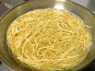 3、牛肉炸酱碱水面,在煮的过程中，也要不停的波动，防止粘在锅底。碱水面略微偏黄色。