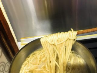 4、牛肉炸酱碱水面,面条颜色均匀且有垂感就熟了……