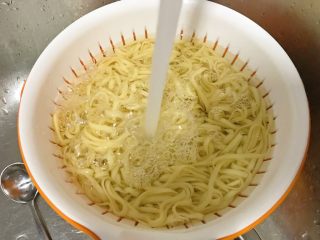 5、牛肉炸酱碱水面,捞出，过冷水。