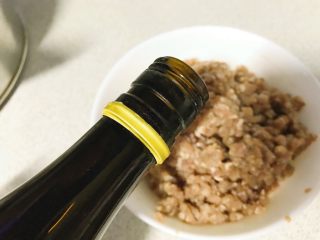 6、牛肉炸酱碱水面,牛肉料酒腌制。