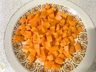 7、牛肉炸酱碱水面,胡萝卜切丁。