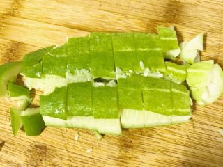 8、牛肉炸酱碱水面,黄瓜拍扁切段，备用。
