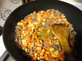 11、牛肉炸酱碱水面,加入玉米粒，继续翻炒。