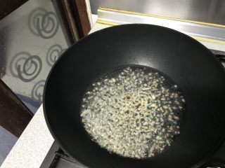 9、牛肉炸酱碱水面,热油爆香姜蒜。