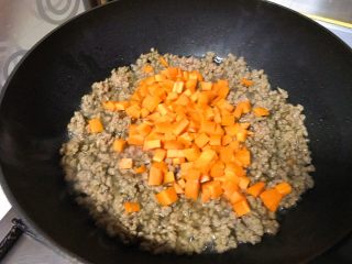 10、牛肉炸酱碱水面,先下牛肉馅，炒白了后，加入胡萝卜丁，翻炒。