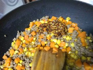 12、牛肉炸酱碱水面,调入事先做好的辣椒油，有四川麻辣味的。