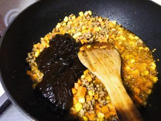 13、牛肉炸酱碱水面,加入甜面酱，加入少许糖。