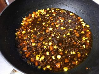 14、牛肉炸酱碱水面,调入两汤匙酱青，小火熬一下。