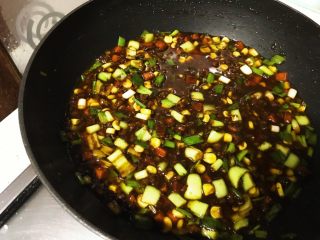 15、牛肉炸酱碱水面,关火，下香葱，翻匀，盛出。