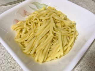 16、牛肉炸酱碱水面,沥干面条水分，码在碗底。