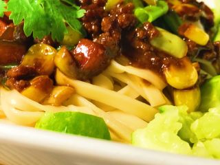 18、牛肉炸酱碱水面,酱淋在面条上，配上黄瓜。