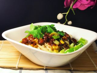 19、牛肉炸酱碱水面,牛肉酱的香气浓郁，配上清爽的黄瓜。拌匀开吃，哇唔……