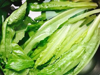2、家常菜+清炒油麦菜,将油麦菜清洗干净