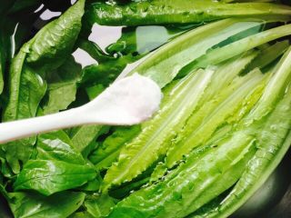 3、家常菜+清炒油麦菜,加1小茶匙盐浸泡十分钟