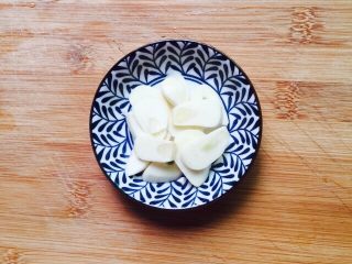 4、家常菜+清炒油麦菜,大蒜去皮切片备用