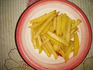 1、麻辣香锅,土豆切条过油炸好