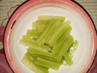 2、麻辣香锅,青笋切条