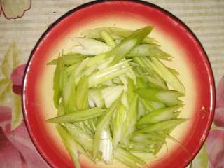 5、麻辣香锅,芹菜片片