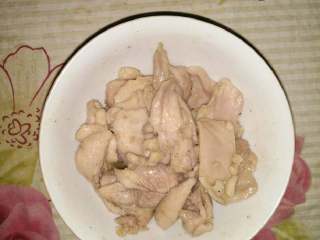 6、麻辣香锅,鸡腿肉切片后过油