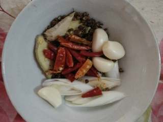 8、麻辣香锅,葱姜蒜等辅料倒入炸虾的油里烹香，加豆瓣酱少许，烹入料酒，倒入虾，鸡腿肉及蔬菜豆皮，翻炒，加入盐，鸡精糖，酱油调味，加少许水（高汤更佳），继续翻炒