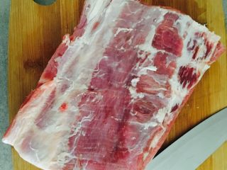 1、红烧肉,带皮五花肉洗净