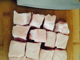 2、红烧肉,切大块，大概三厘米长宽