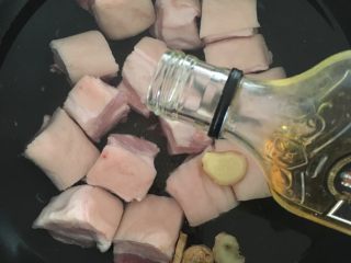 3、红烧肉,冷水入锅，新鲜猪肉需要焯水，同时下两片生姜倒入少许料酒去腥味，水开后半分钟捞出沥干
