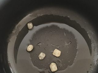 4、红烧肉,菜籽油少许，凉油下入五颗冰糖，小火慢慢加热熬化冰糖，准备炒糖色