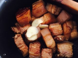 5、红烧肉,下五花肉翻炒片刻，加入适量姜片，生抽三匙，老抽一匙，翻炒均匀